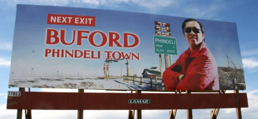 "Thị Trưởng" Phạm Đình Nguyên trên bảng quảng cáo cho ... Buford, trạm dừng chân đổ xăng và uống ly cà phê PhinDeli của khách đường xa trên xa lộ xuyên bang I-80.